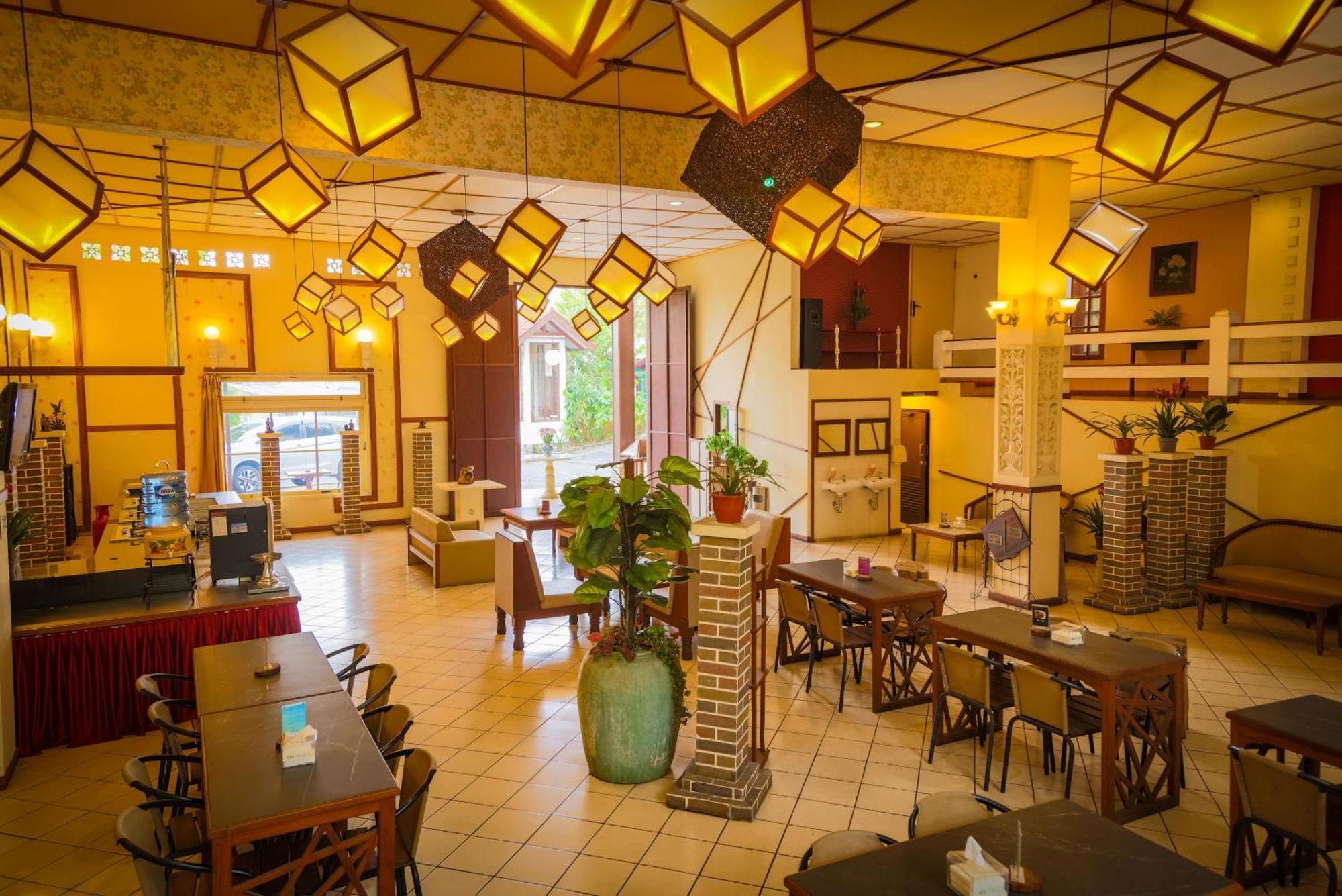 Family Hotel Gradia 2 Бату Екстер'єр фото