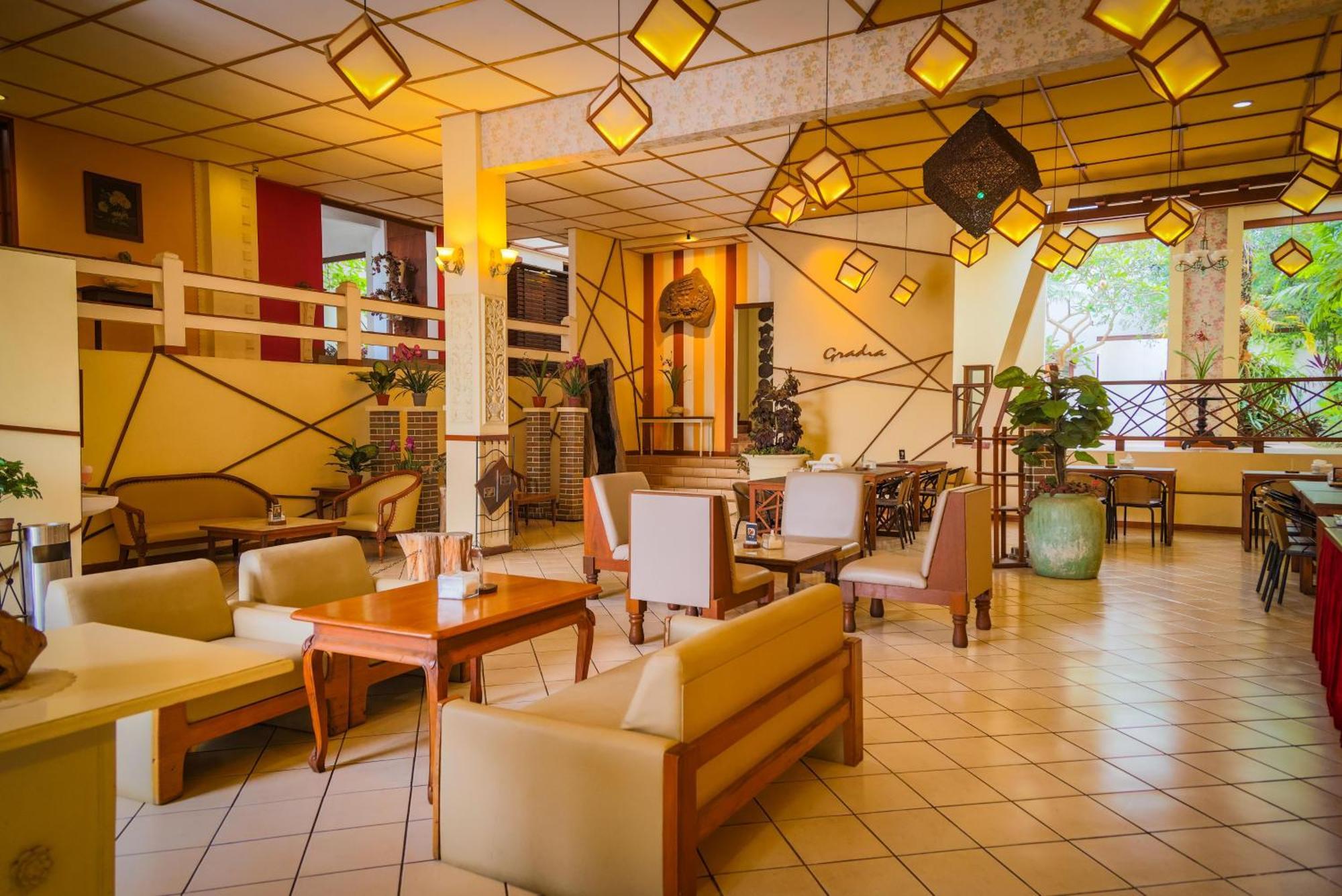 Family Hotel Gradia 2 Бату Екстер'єр фото