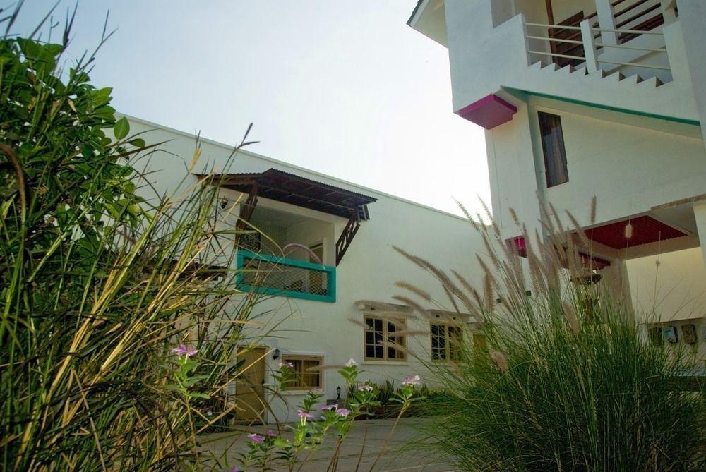 Family Hotel Gradia 2 Бату Екстер'єр фото