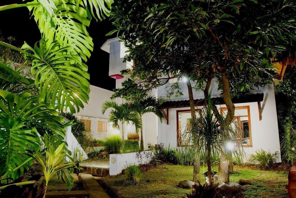 Family Hotel Gradia 2 Бату Екстер'єр фото